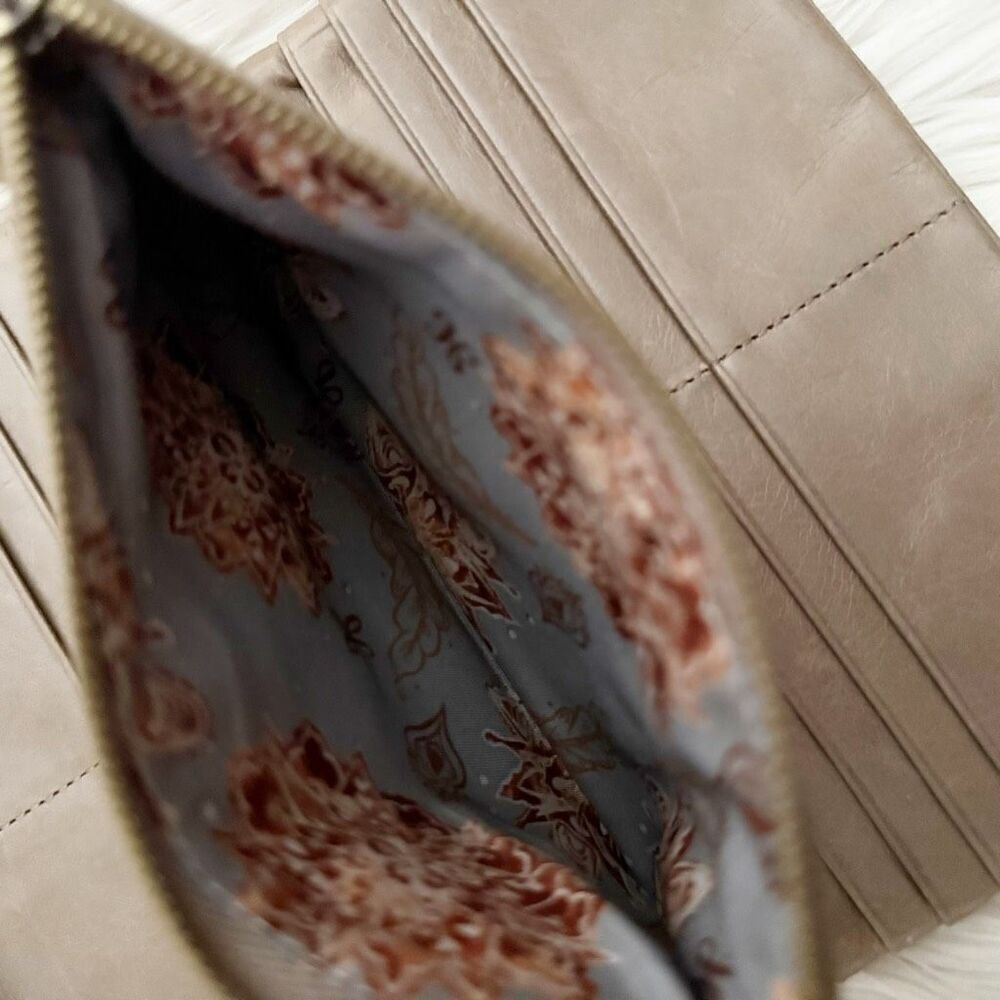 HOBO | Women's Torch Vintage Leather Folio Wallet Taupe "Shadow" Card Slots - Picture 9 of 10
